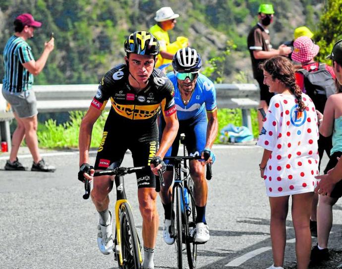 Sepp Kuus, vencedor en Andorra, rueda por delante de Alejandro Valverde, segundo en el último puerto de la jornada.