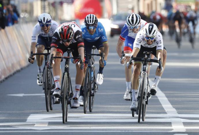 Pogacar vence en Lieja en un apretado sprint
