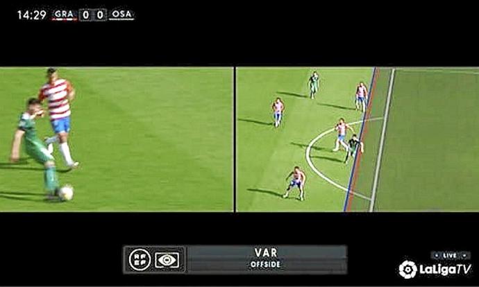 Captura del momento de la revisión de la jugada en el VAR.