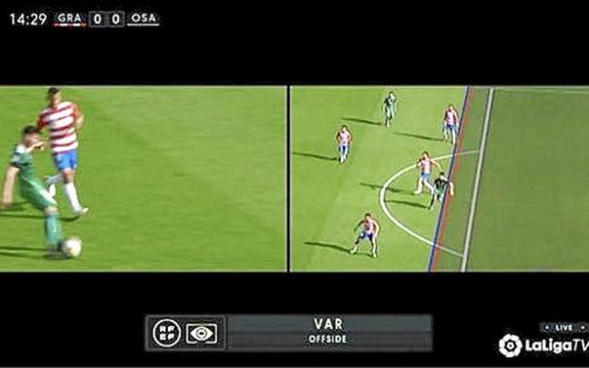 Captura del momento de la revisión de la jugada en el VAR.