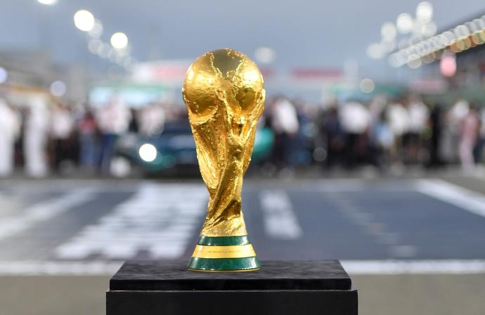 El trofeo de la Copa del Mundo se expuso el domingo en el marco del Gran Premio de Catar de Fórmula 1.