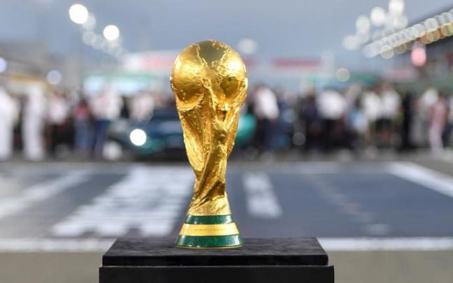 El trofeo de la Copa del Mundo se expuso el domingo en el marco del Gran Premio de Catar de Fórmula 1.