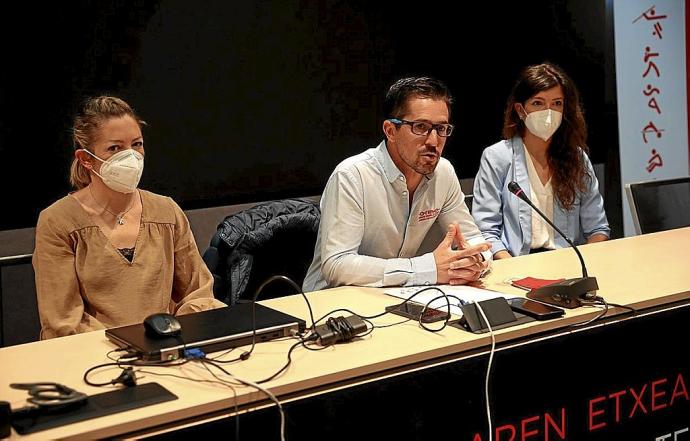 De izquierda a derecha: la atleta paralímpica Izaskun Oses, el presidente de la Federación Navarra de Atletismo, Rodrigo Domínguez y la saltadora de altura Izaskun Turrillas en la rueda de prensa en el Navarra Arena.