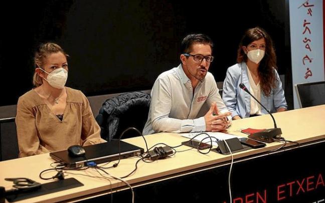 De izquierda a derecha: la atleta paralímpica Izaskun Oses, el presidente de la Federación Navarra de Atletismo, Rodrigo Domínguez y la saltadora de altura Izaskun Turrillas en la rueda de prensa en el Navarra Arena.