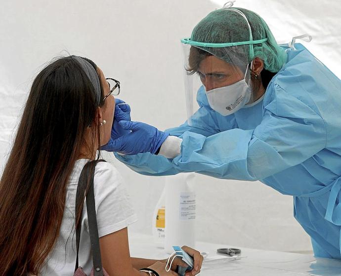 Una enfermera realizando un PCR en Ordizia.