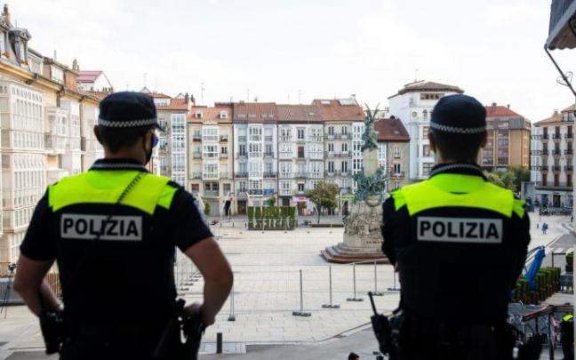 Dos policías municipales de Vitoria. Dos policías municipales de Vitoria.