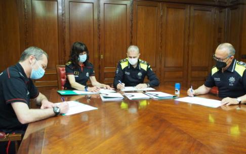 Firma del acuerdo entre ambos cuerpos policiales, hoy.