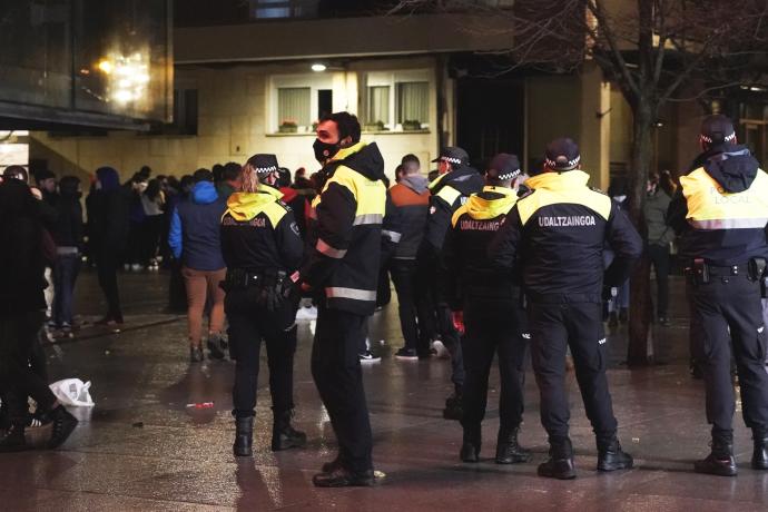 Las Policías Municipales protagonizan dispositivos especiales anti botellón.