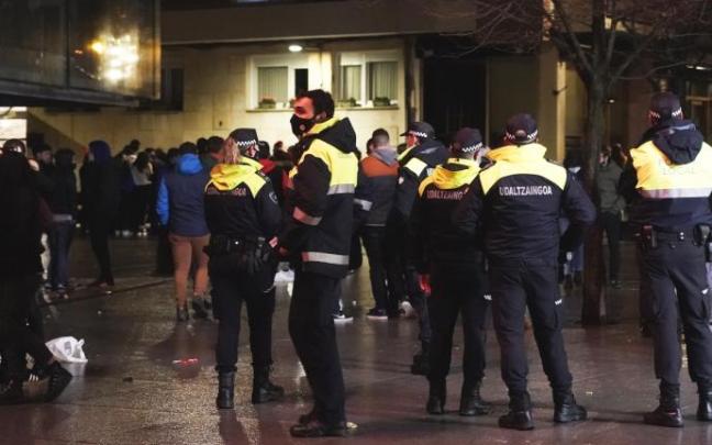 Las Policías Municipales protagonizan dispositivos especiales anti botellón. Las Policías Municipales protagonizan dispositivos especiales anti botellón.