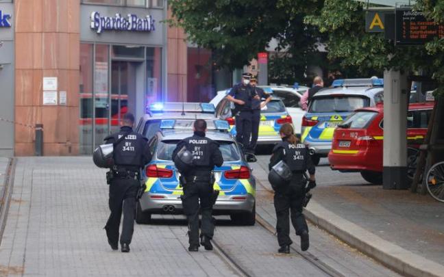 La policía en Wuerzburg, Alemania. La policía en Wuerzburg, Alemania.
