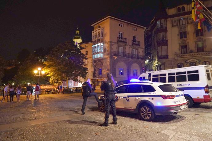 Varias patrullas de la Ertzaintza controlan que se cumpla la normativa sanitaria en Portugalete.