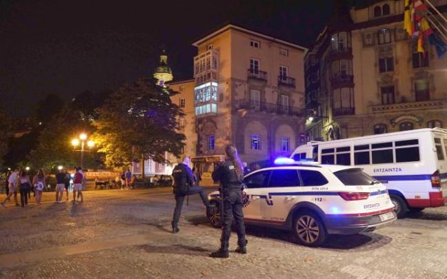 Varias patrullas de la Ertzaintza controlan que se cumpla la normativa sanitaria en Portugalete.