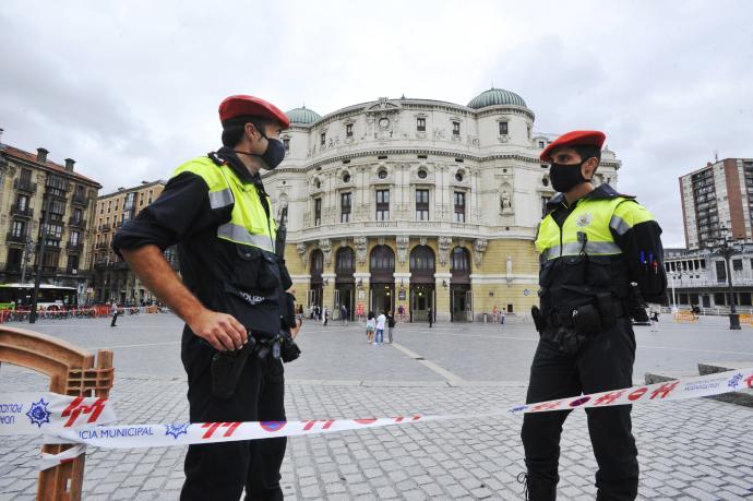 Dos agentes municipales en la labor de vigilancia que ejercieron en la plaza del Arriaga el día en el que el pasado año se tenía que haber lanzado el txupinazo.