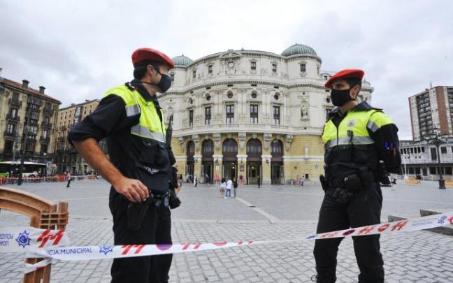 Dos agentes municipales en la labor de vigilancia que ejercieron en la plaza del Arriaga el día en el que el pasado año se tenía que haber lanzado el txupinazo. Dos agentes municipales en la labor de vigilancia que ejercieron en la plaza del Arriaga el día en el que el pasado año se tenía que haber lanzado el txupinazo.