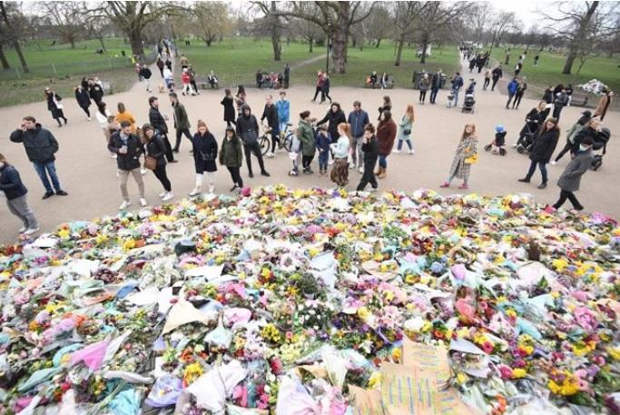 Ofrenda floral en memoria de Sarah Everard, secuestrada y asesinada por un policía en marzo de 2021 en Londres.