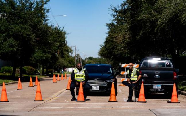 Policías custodian la entrada al recinto en el que se celebraba el festival Astroworld. Policías custodian la entrada al recinto en el que se celebraba el festival Astroworld.