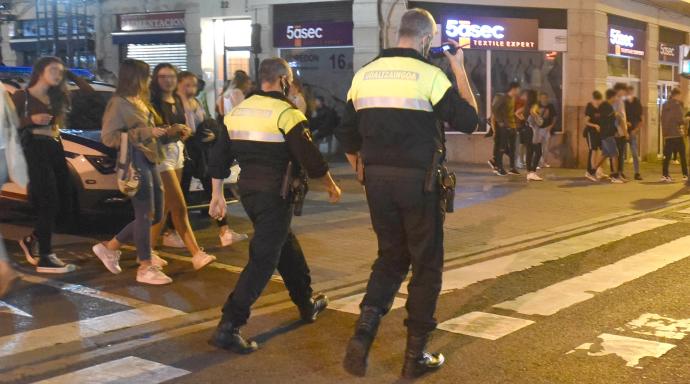 Agentes municipales patrullan en la zona centro de Bilbao durante la pandemia.