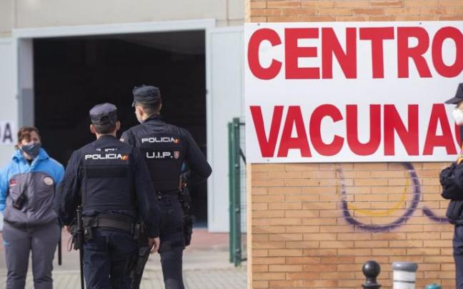 Agentes de policía ante un centro de vacunación Agentes de policía ante un centro de vacunación