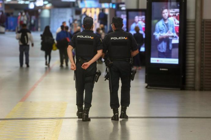 Agentes de policía en el aeropuerto de Madrid-Barajas