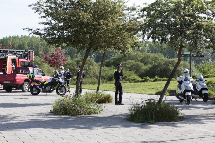 Policías y Bomberos en el parque de Salburua, en una imagen de archivo