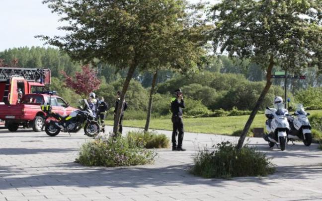 Policías y Bomberos en el parque de Salburua, en una imagen de archivo