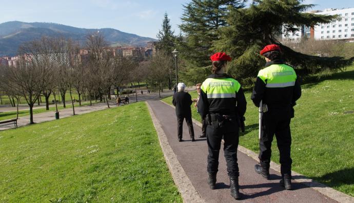 Una patrulla de vigilancia en el parque de Etxebarria.