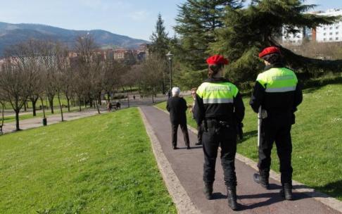 Una patrulla de vigilancia en el parque de Etxebarria.