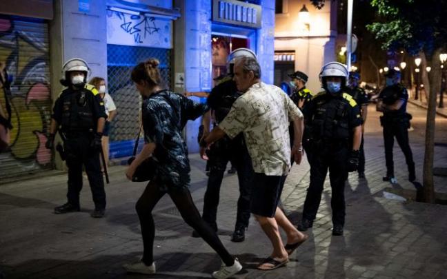 Desalojo de personas en Barcelona por el toque de queda.