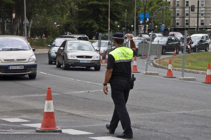 Un agente de Policía Local en la rotonda de América Latina, en una foto de archivo.