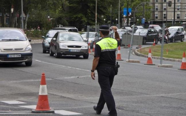 Un agente de Policía Local en la rotonda de América Latina, en una foto de archivo.