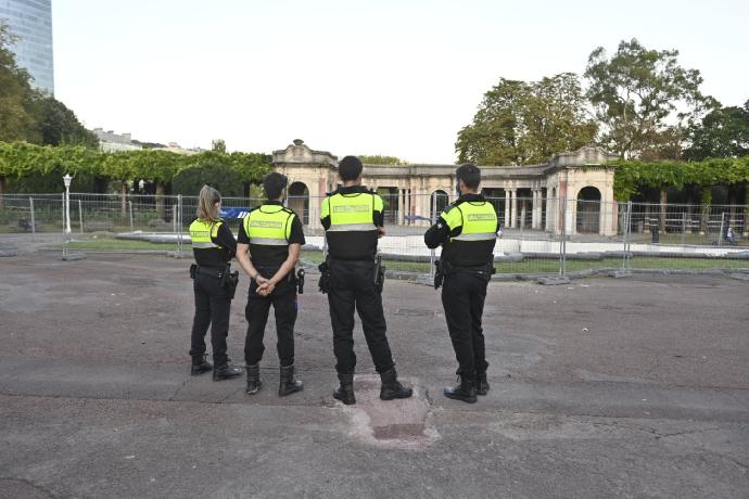 Bilbao estudiará la movilidad ciclista para la Policía Municipal. En la imagen, varios agentes en el Parque de Doña Casilda.