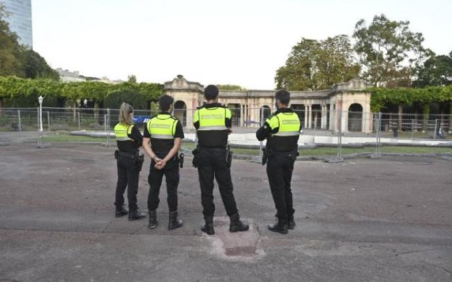 Bilbao estudiará la movilidad ciclista para la Policía Municipal. En la imagen, varios agentes en el Parque de Doña Casilda. Bilbao estudiará la movilidad ciclista para la Policía Municipal. En la imagen, varios agentes en el Parque de Doña Casilda.