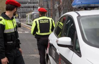 La Policía Municipal de Bilbao pide testigos de la colisión entre un coche y una moto en la calle Zabalbide