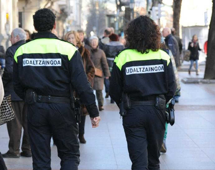 Dos agentes patrullan la Gran Vía de Bilbao.