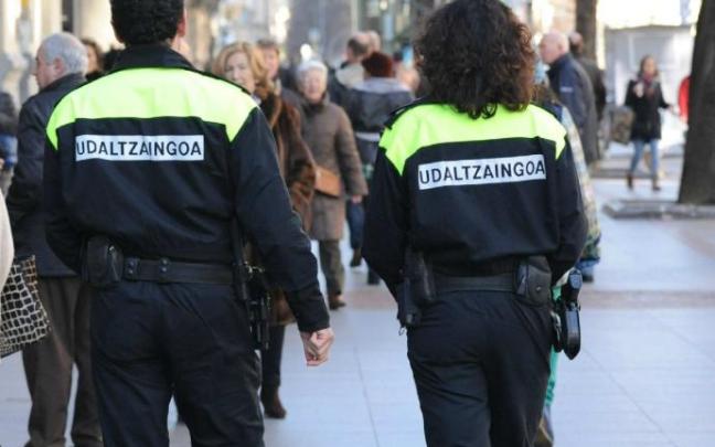 Dos agentes patrullan la Gran Vía de Bilbao. Dos agentes patrullan la Gran Vía de Bilbao.