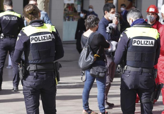 Dos agentes de la Policía local.