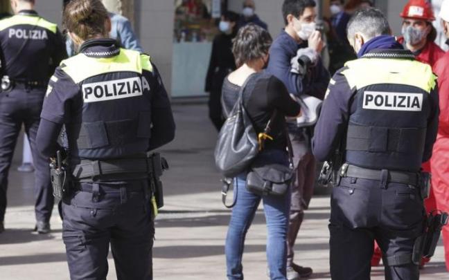 Dos agentes de la Policía local. Dos agentes de la Policía local.