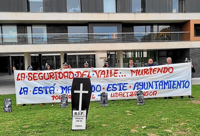 Concentración de la plantilla frente a un ataúd que simula la muerte del servicio. Foto: cedida