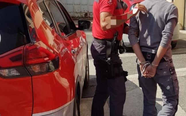Policía Foral detiene a un vecino de Vitoria tras intentar dar fuego a la empresa en la que trabaja Policía Foral detiene a un vecino de Vitoria tras intentar dar fuego a la empresa en la que trabaja