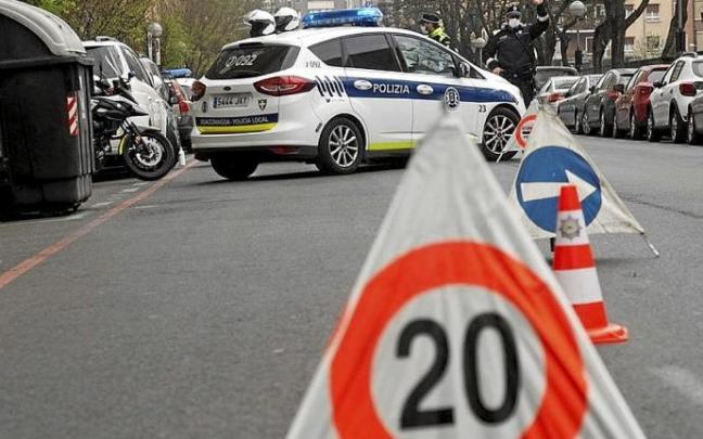 Control de la guardia urbana gasteiztarra. Foto: Josu Chavarri