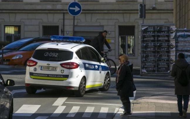 Un vehículo de la Policía Local patrulla por el Casco Medieval.