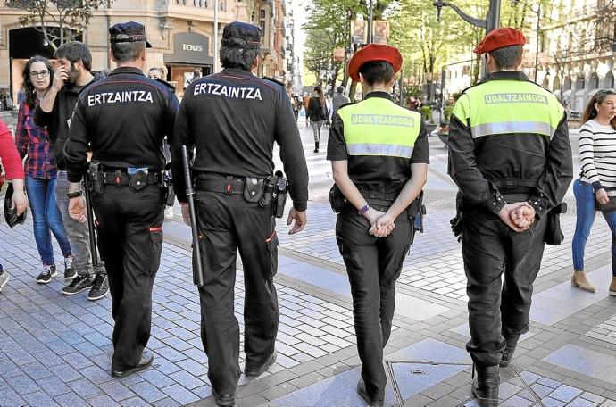 Los agentes patrullarán, uniformados y de paisano, a pie y en vehículos, por Abando, Indautxu, Casco Viejo y Bolueta. Foto: Oskar González