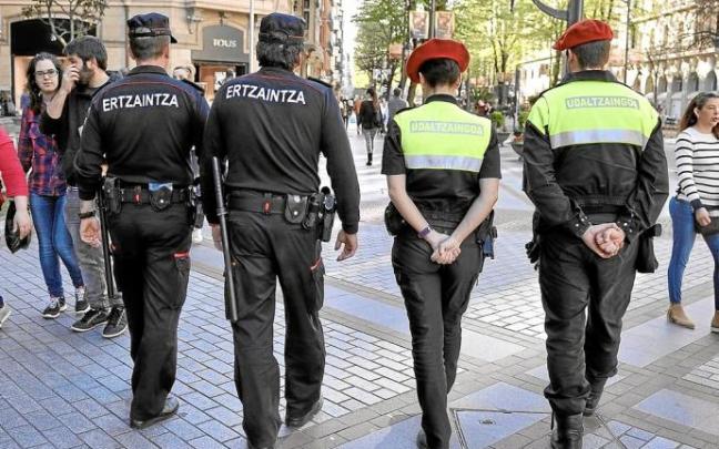 Los agentes patrullarán, uniformados y de paisano, a pie y en vehículos, por Abando, Indautxu, Casco Viejo y Bolueta. Foto: Oskar González Los agentes patrullarán, uniformados y de paisano, a pie y en vehículos, por Abando, Indautxu, Casco Viejo y Bolueta. Foto: Oskar González