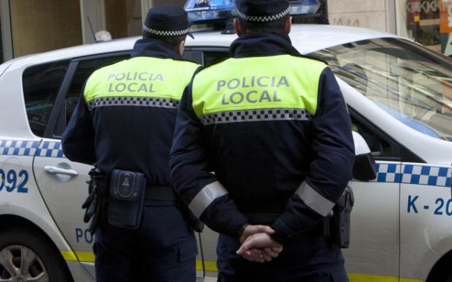 Agentes de la Policía Local de Vitoria, de patrulla.