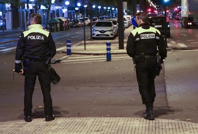 Dos agentes de la Policía Local, en labores de vigilancia.