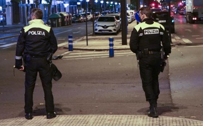 Dos agentes de la Policía Local, en labores de vigilancia.