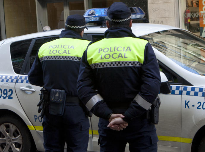 Agentes de la Policía Local de Vitoria, de servicio.