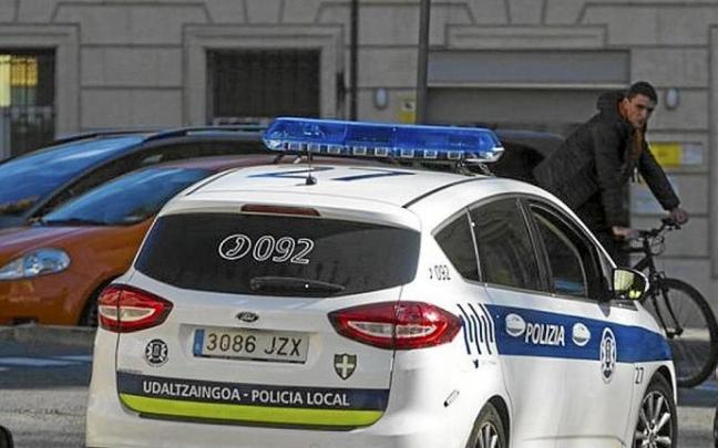 Un veh??culo de la Polic??a Local patrulla por el Casco Medieval