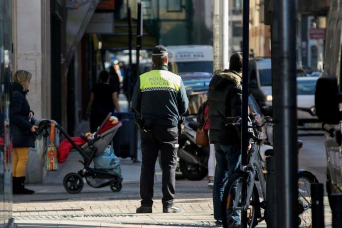 Un agente de la Policía Local de Vitoria vigilando un cruce en el centro