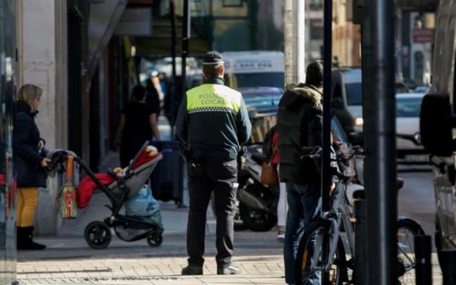 Un agente de la Policía Local de Vitoria vigilando un cruce en el centro